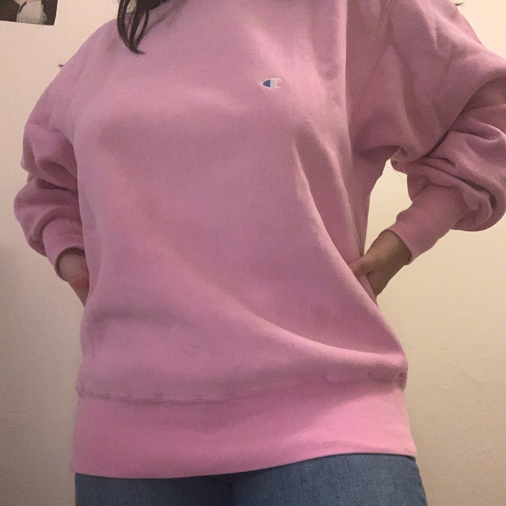 Baby pink retro champion pullover.